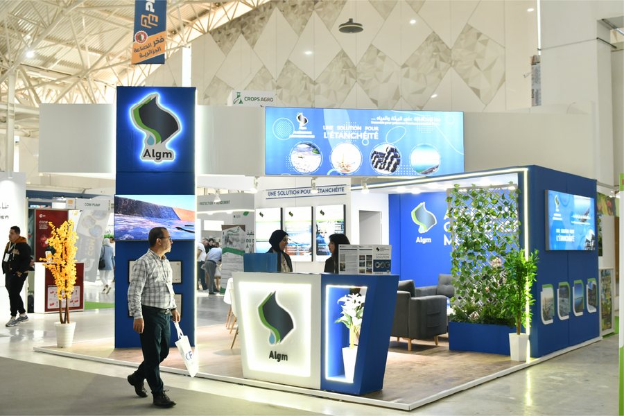 Visiteur devant un stand exposant au salon